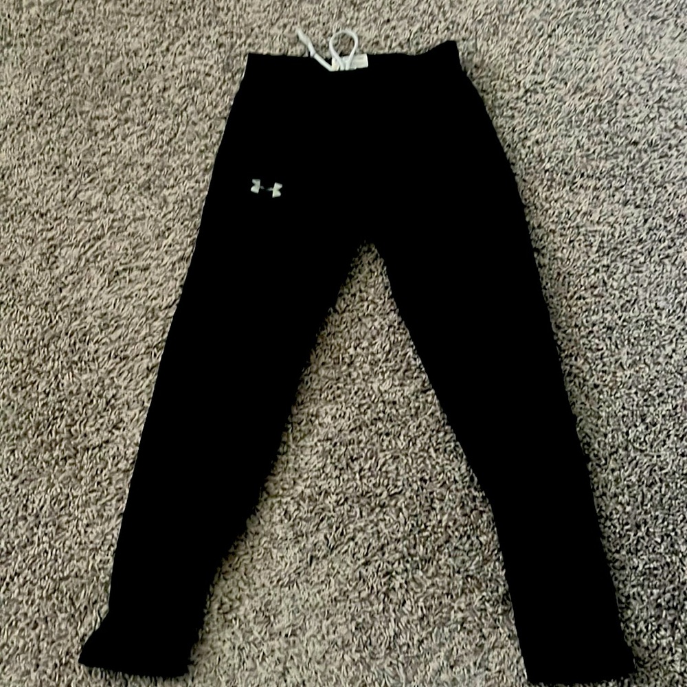 Black under armor, yoga pants